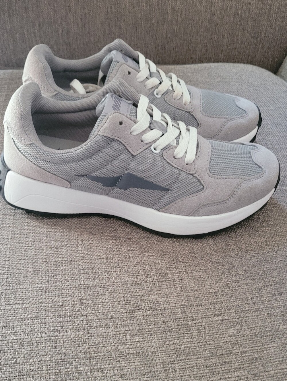 Avia Women’s Gray Retro Athletic Sneakers size 7.5
